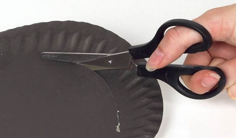 Spooky Paper Plate Scene step image